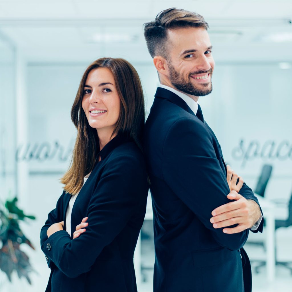 Casal de executivos sorrindo