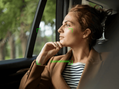 moça dentro de carro com mão no queixo
